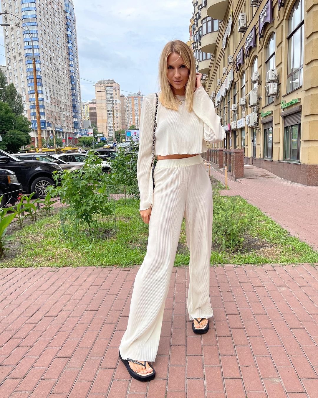 Находчивая Никитюк в топе предложила оригинальную альтернативу фотошопу: &quot;акции красотки обвалятся&quot;