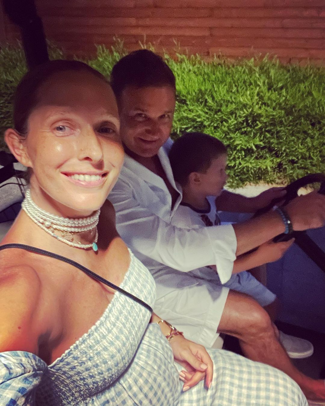 Горбунов и Осадчая без макияжа усадили сына за руль и показали образы в вышиванках в Турции