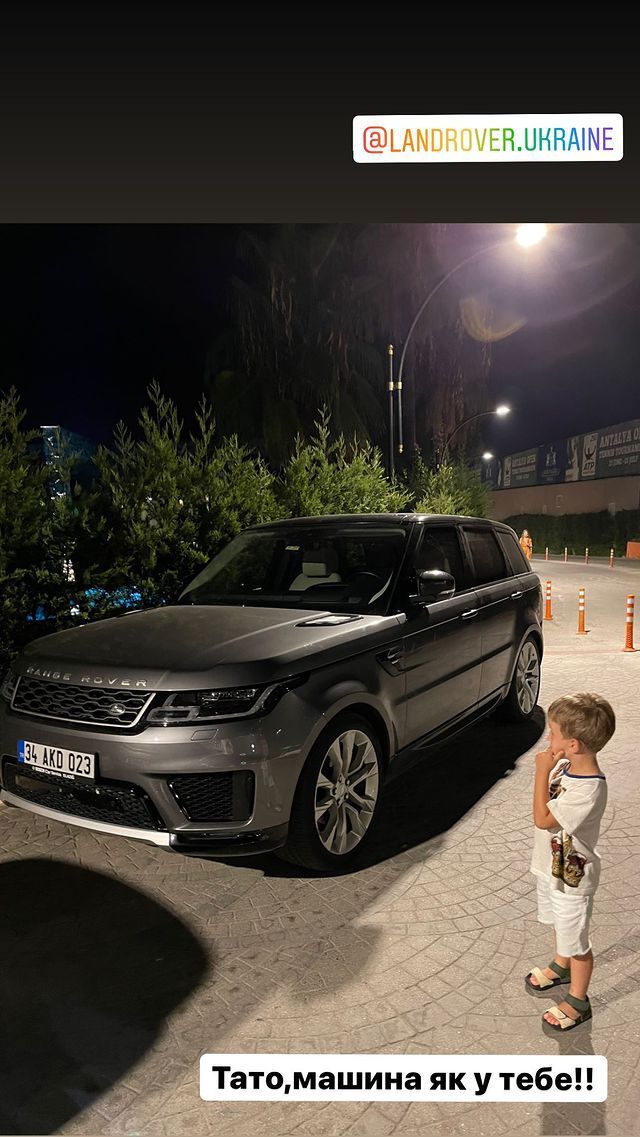 Горбунов и Осадчая без макияжа усадили сына за руль и показали образы в вышиванках в Турции