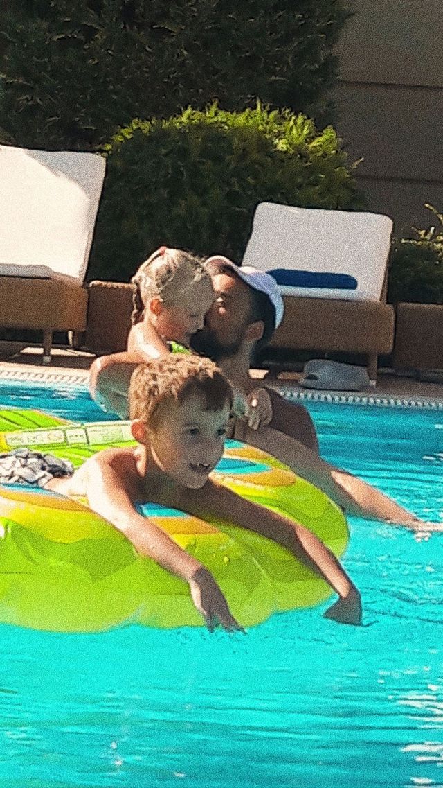 Щаслива Камінська з колишнім і дітьми попустувала в Одесі та підігріла чутки про возз'єднання