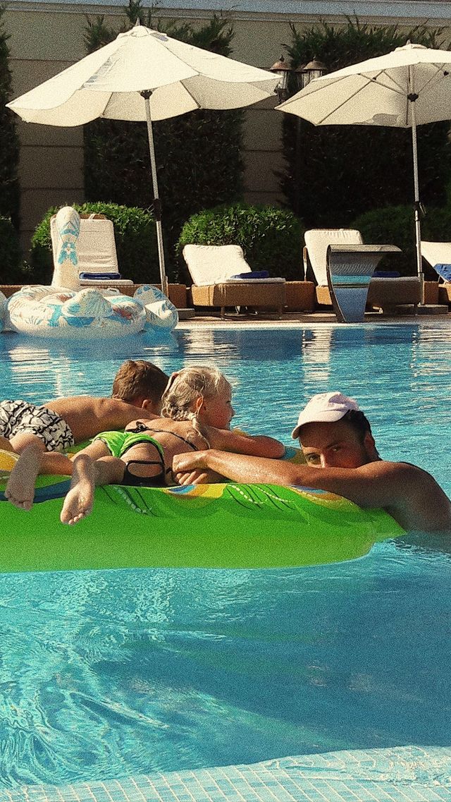 Щаслива Камінська з колишнім і дітьми попустувала в Одесі та підігріла чутки про возз'єднання