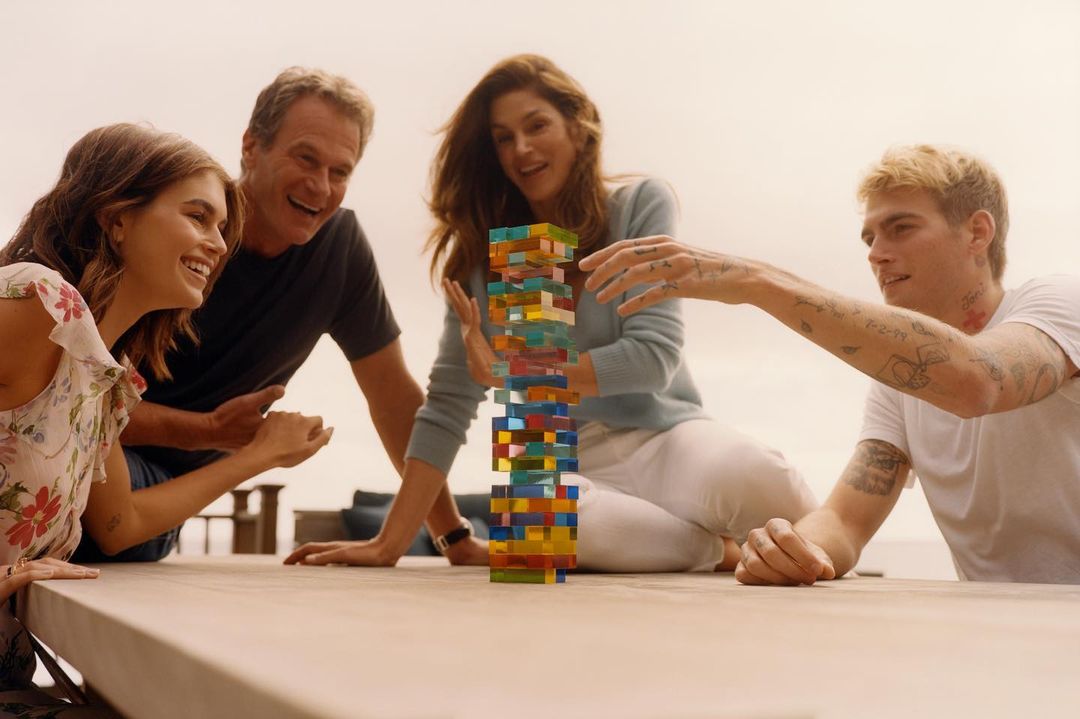 Все в зборі: Сінді Кроуфорд поділилася зворушливим фото з чоловіком і дорослими дітьми