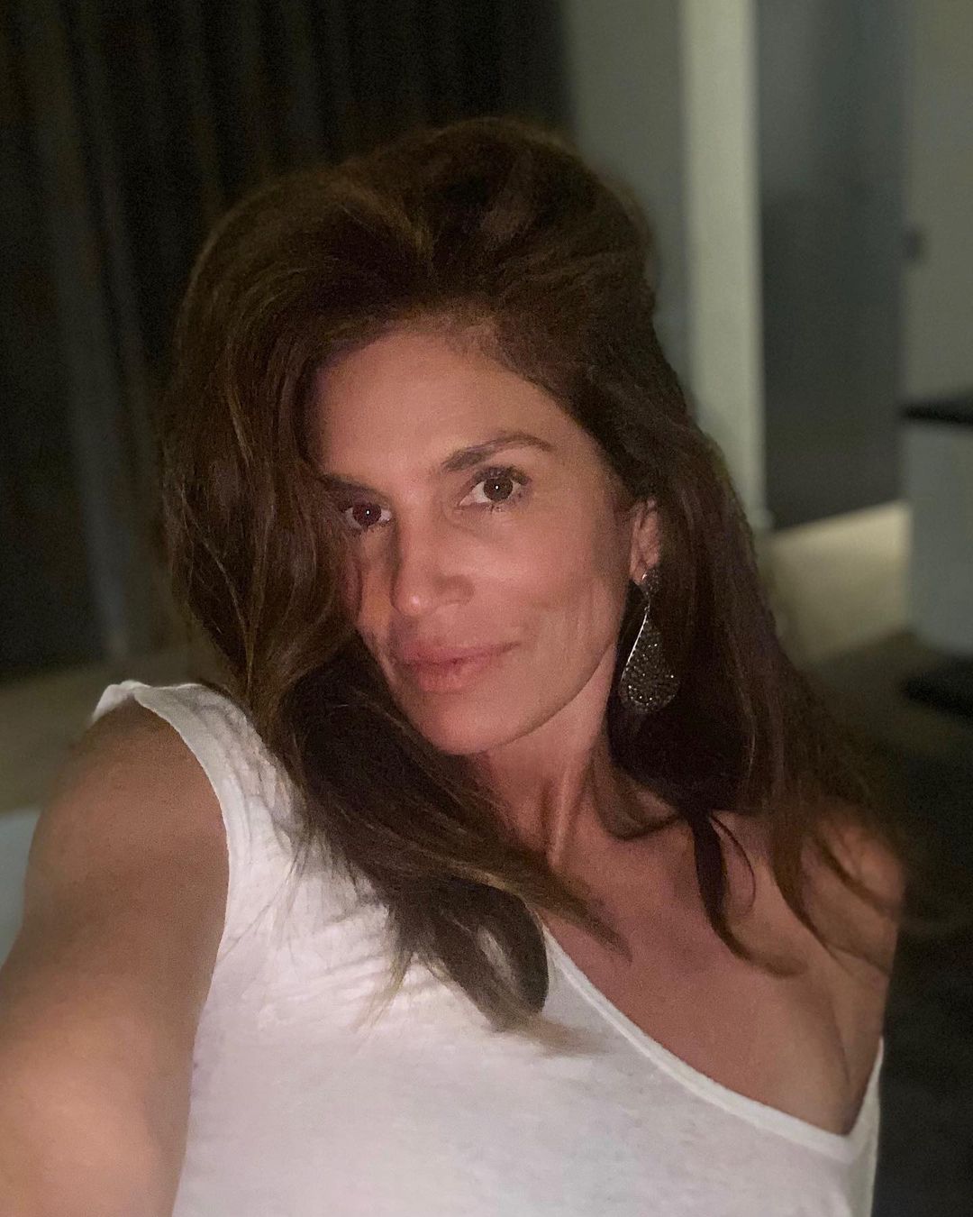 55-летняя Синди Кроуфорд в мини-юбке восхитила точеной фигурой: она не меняется!