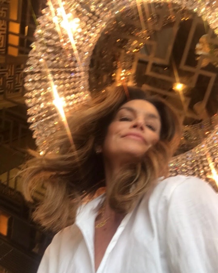 54-річна Сінді Кроуфорд у святковому вбранні захопила мережу неземною красою