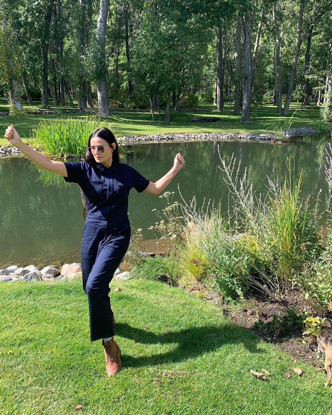 58-річна Демі Мур похвалилася ідеальною фігурою в стильному комбінезоні