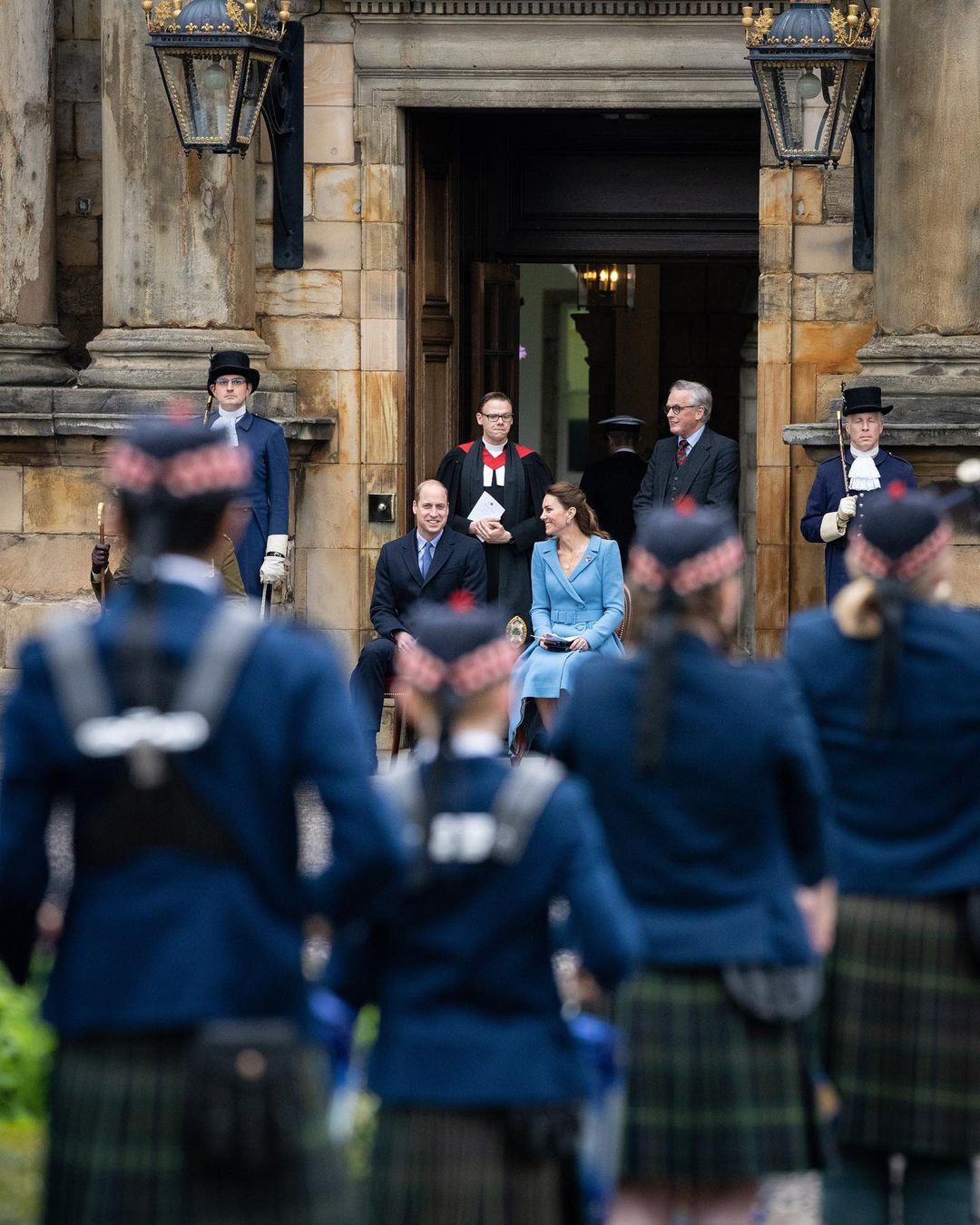 Голубая мечта: Кейт Миддлтон подчеркнула стройную фигуру нарядом небесного оттенка