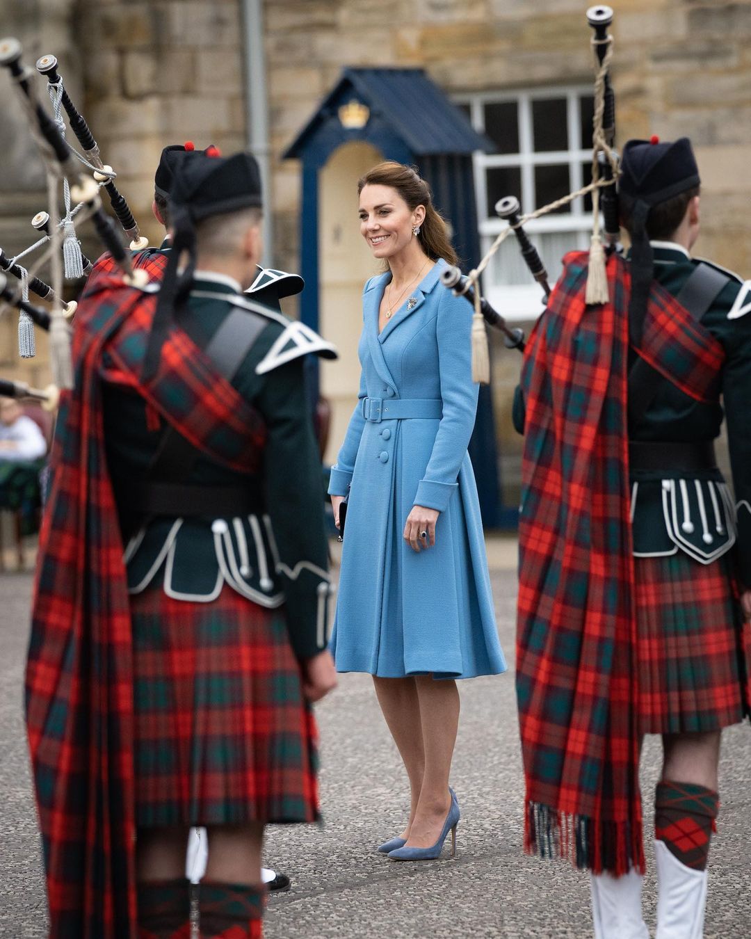 Голубая мечта: Кейт Миддлтон подчеркнула стройную фигуру нарядом небесного оттенка