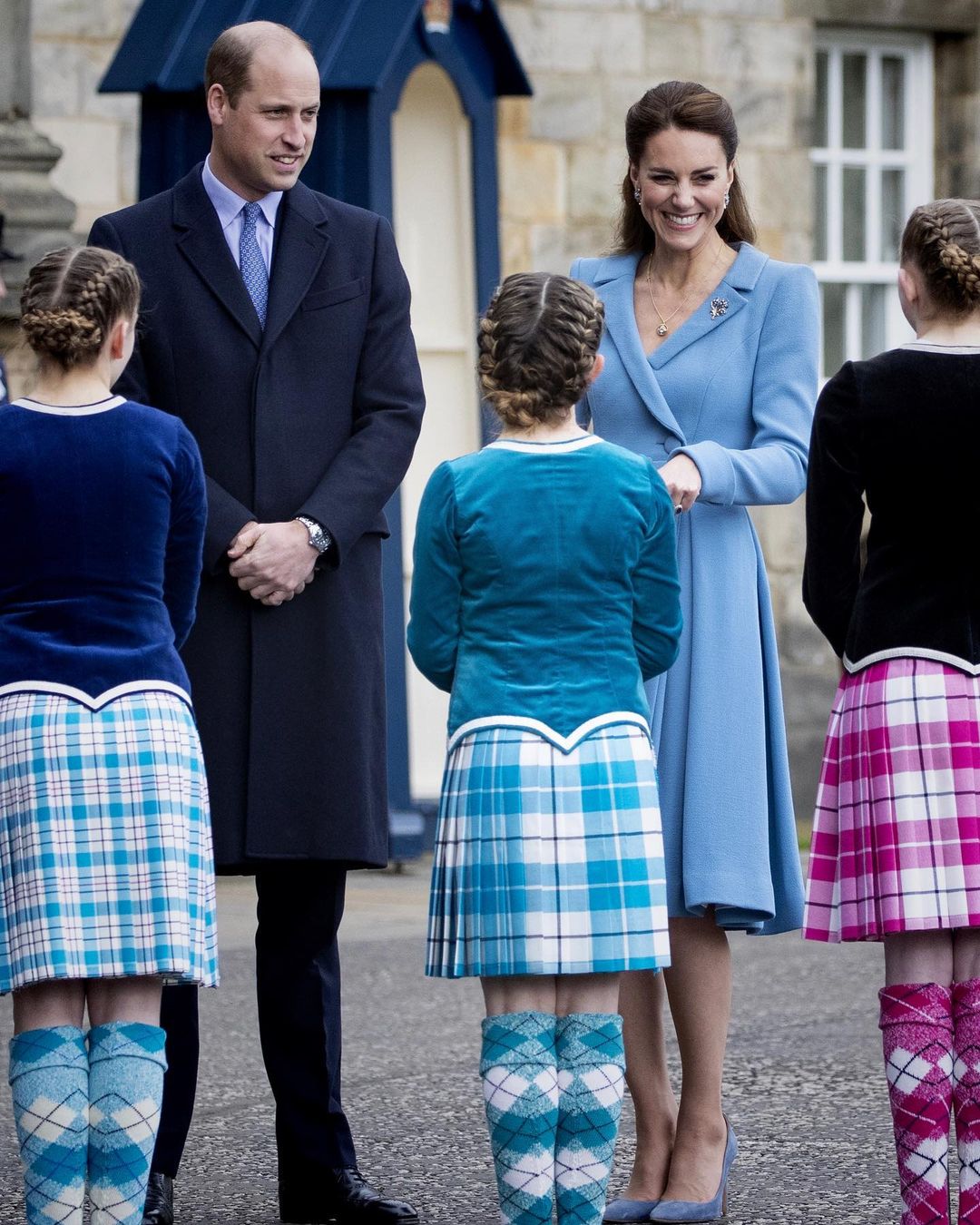 Голубая мечта: Кейт Миддлтон подчеркнула стройную фигуру нарядом небесного оттенка