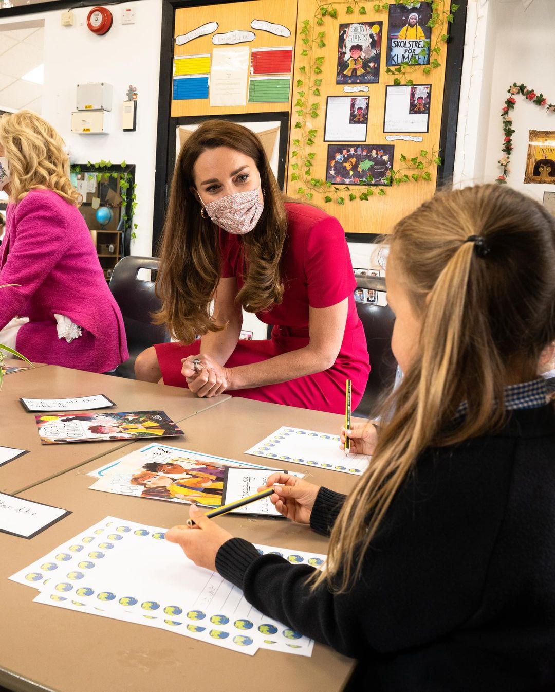 Сукня міді та шпильки: елегантна Кейт Міддлтон вирушила на зустріч з першою леді США Джилл Байден