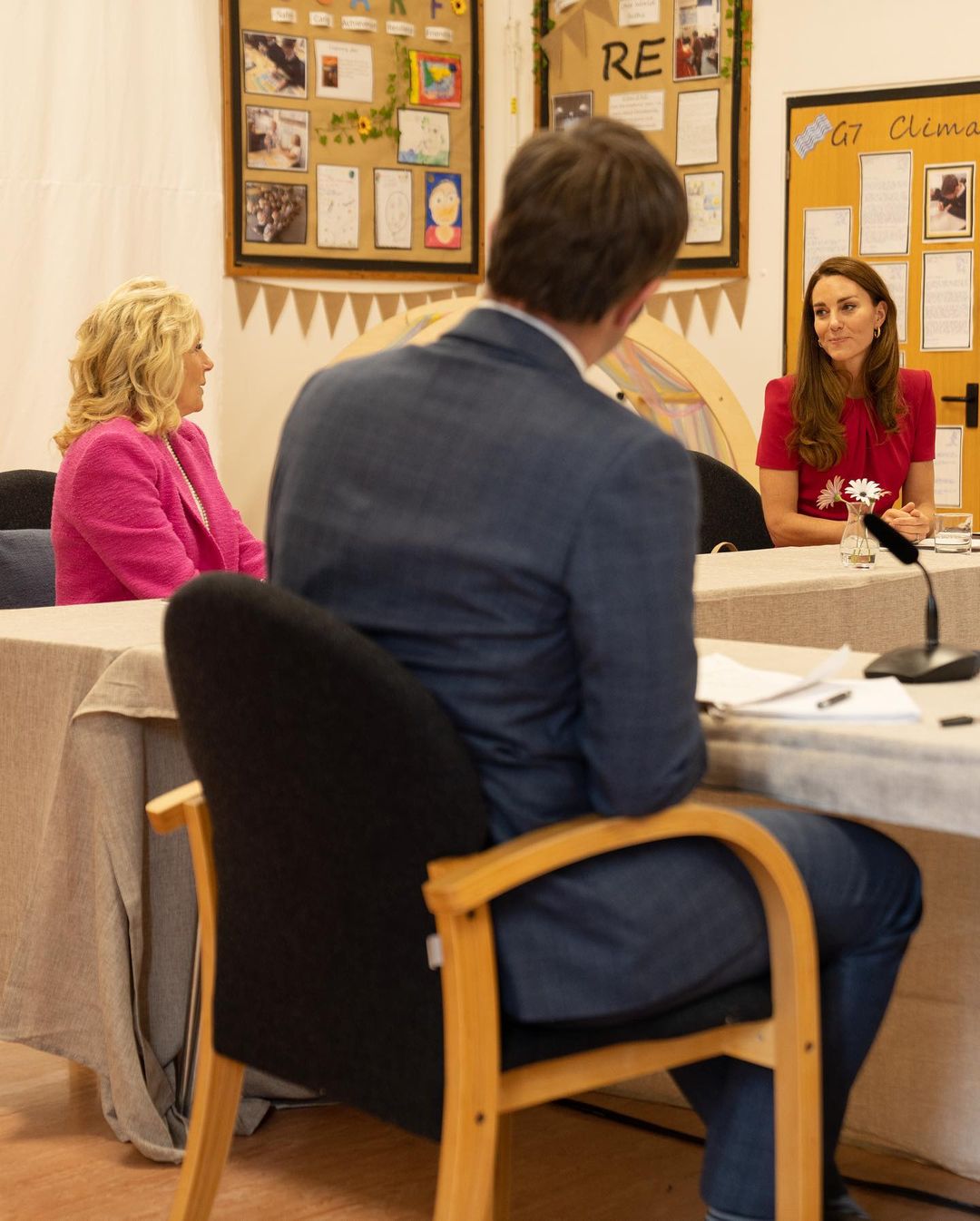 Сукня міді та шпильки: елегантна Кейт Міддлтон вирушила на зустріч з першою леді США Джилл Байден