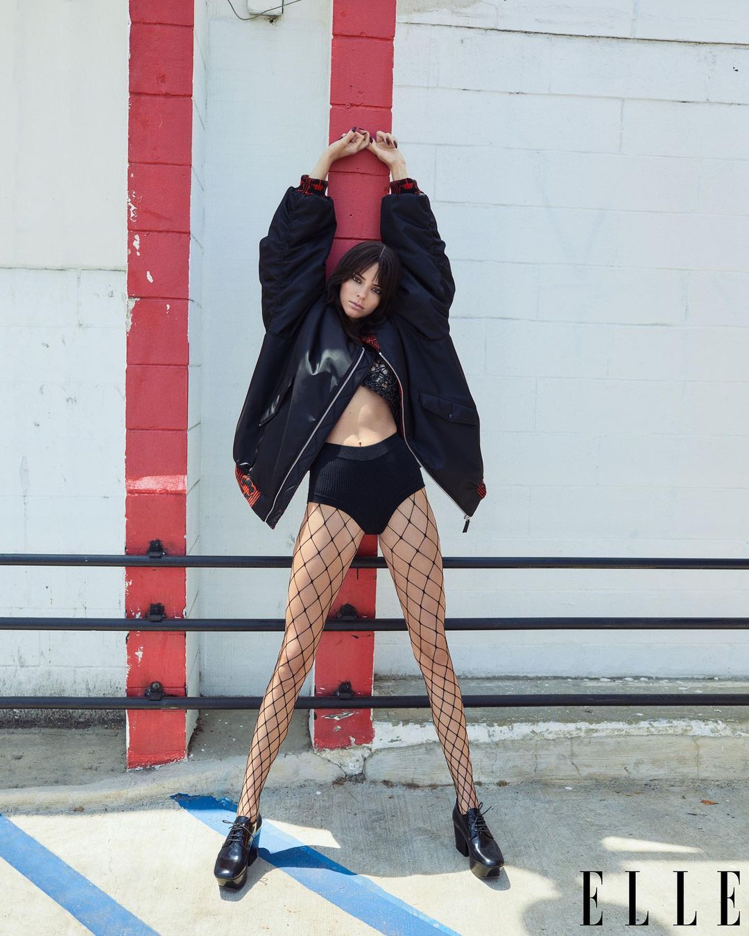 У корсеті і панчохах: Кендалл Дженнер підкорила мережу ідеальною фігурою