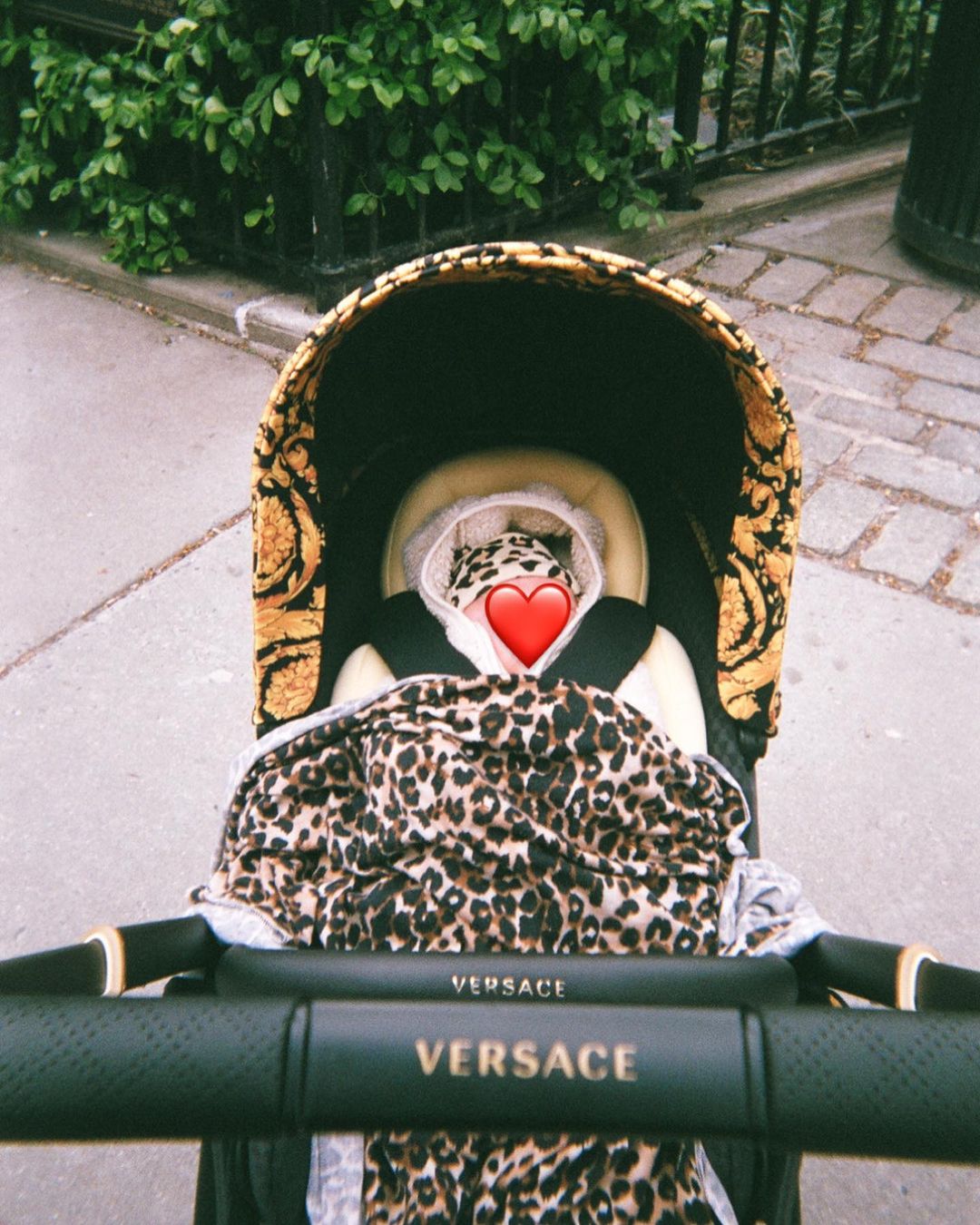 Она идеальна: Эмили Ратаковски похвасталась роскошным телом в кутюрных нарядах