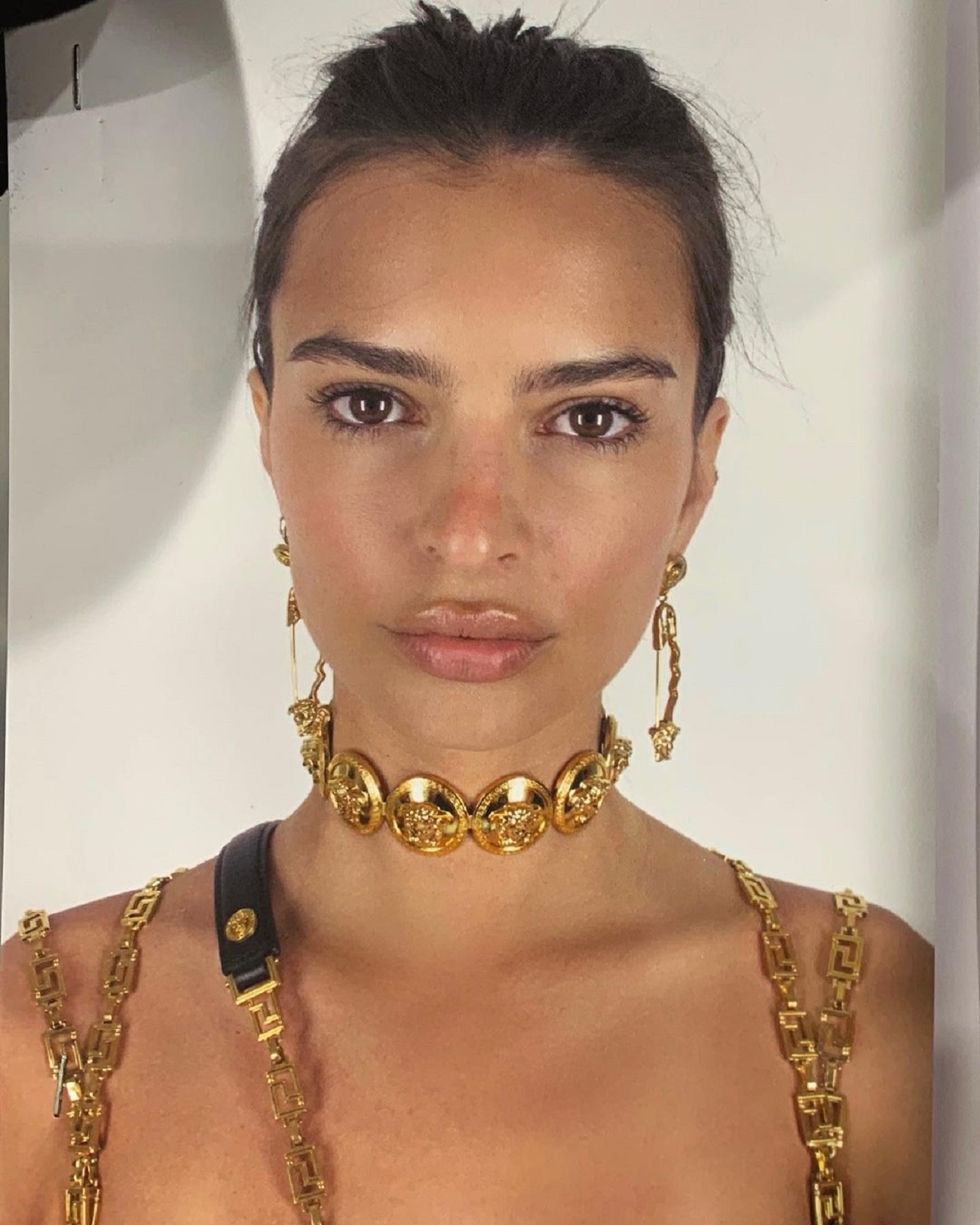 Она идеальна: Эмили Ратаковски похвасталась роскошным телом в кутюрных нарядах