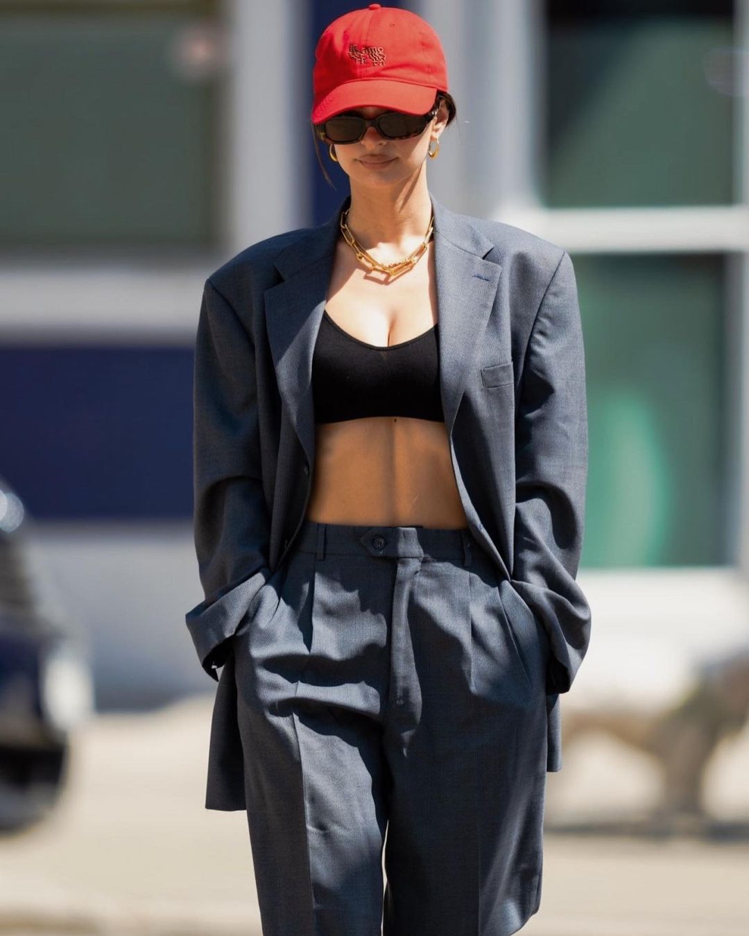 Стильно и соблазнительно: Эмили Ратаковски показала, как носить брючный костюм этим летом