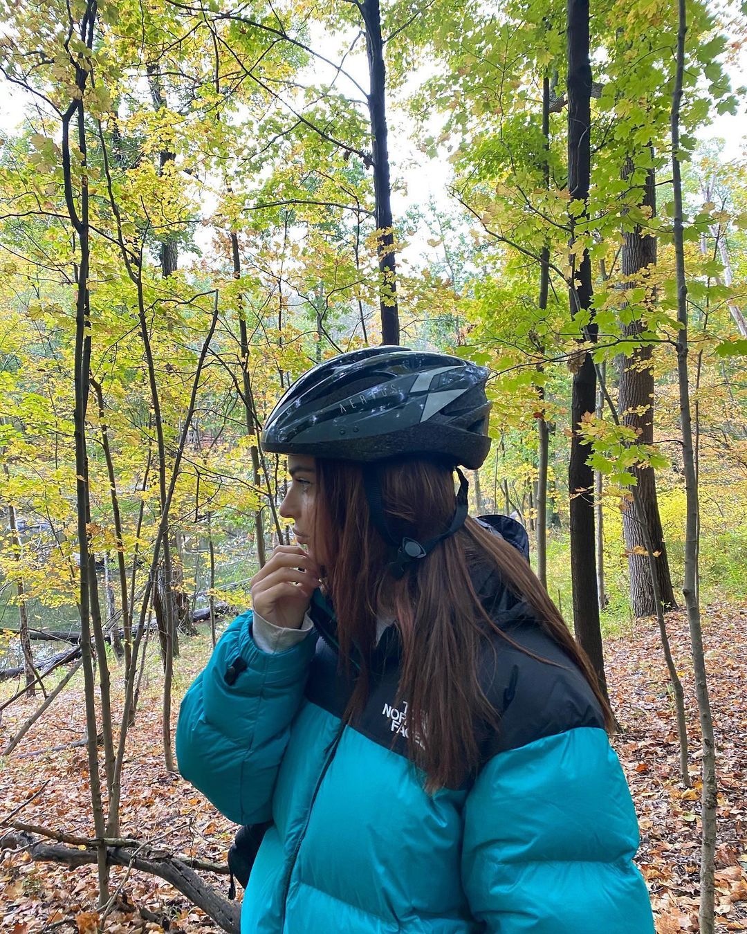 Уроки стиля: Хейли Бибер, Белла Хадид, Эмили Ратаковски и другие звезды учат носить пуховики