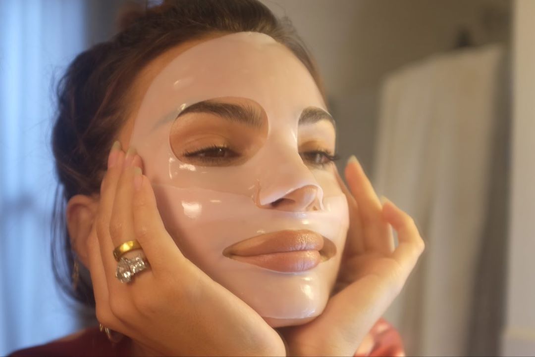 Для швидкого результату: Емілі Ратаковскі розкрила головний секрет своєї сяючої шкіри