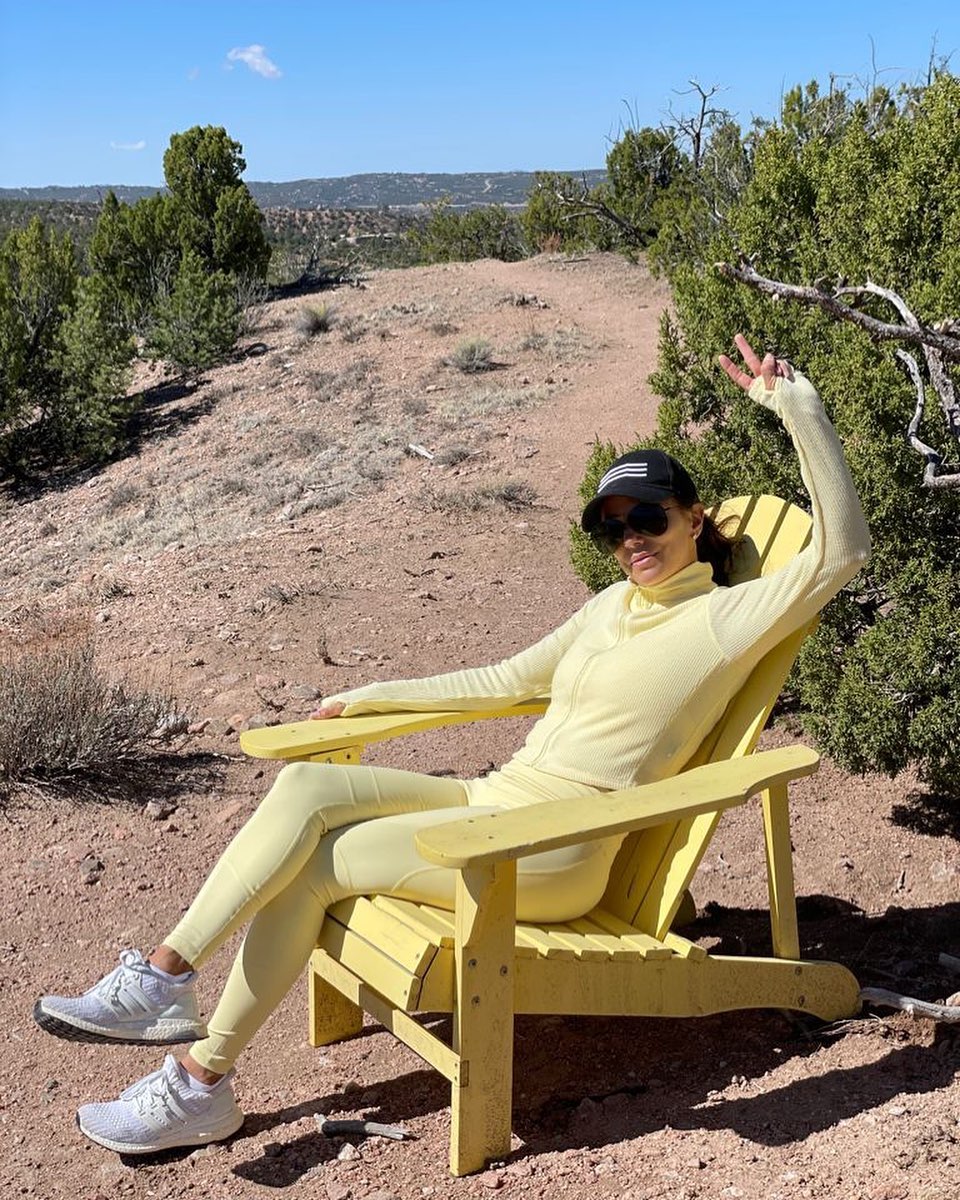 46-летняя Ева Лонгория показала шикарную фигуру в облегающем наряде