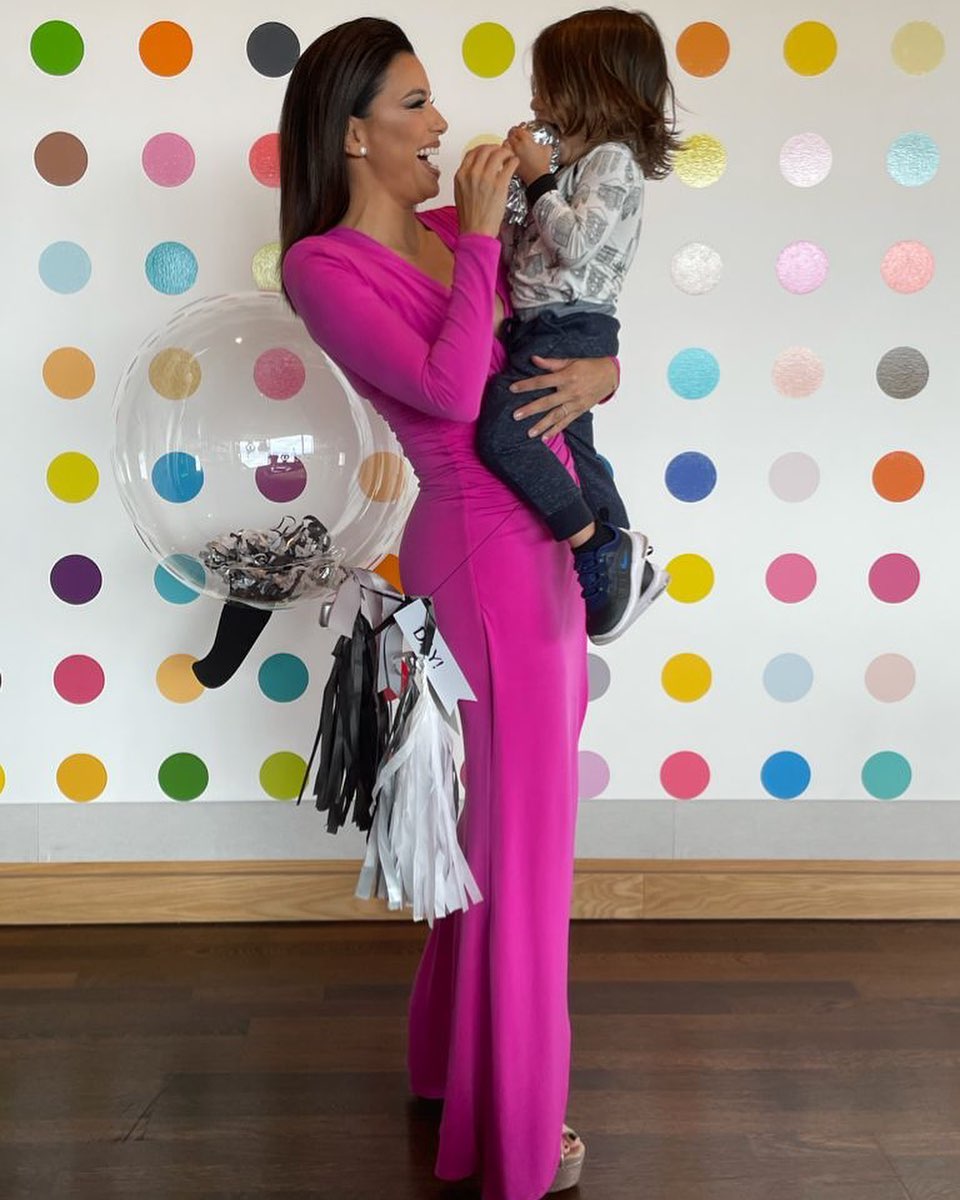 Взять на заметку: Ева Лонгория показала стильный лук для самых жарких дней