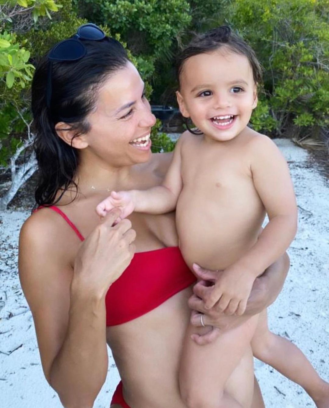 На одно плечо и с оборками: Ева Лонгория демонстрирует 10 модных вариантов бикини