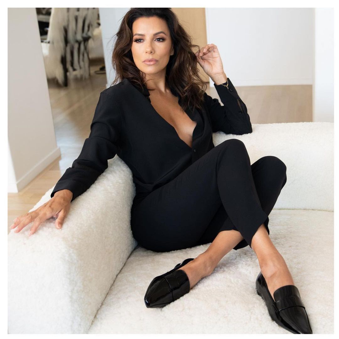 Спокусливий total black: 45-річна Єва Лонгорія захопила витонченою фігурою в стильному образі