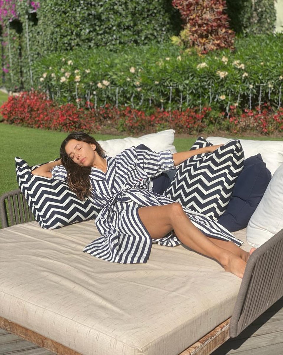 Эти ноги! 45-летняя Ева Лонгория в стильном наряде восхитила совершенной фигурой