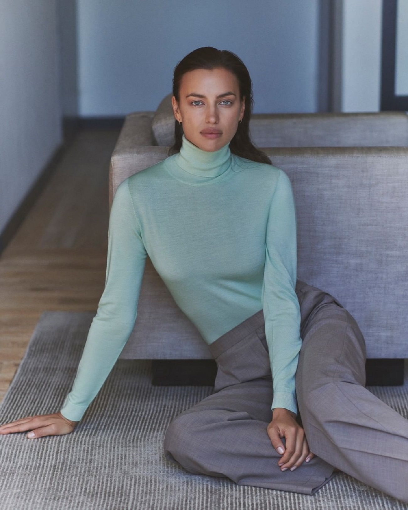 Роскошный минимализм: Ирина Шейк показала идеальный осенний образ из базовых вещей