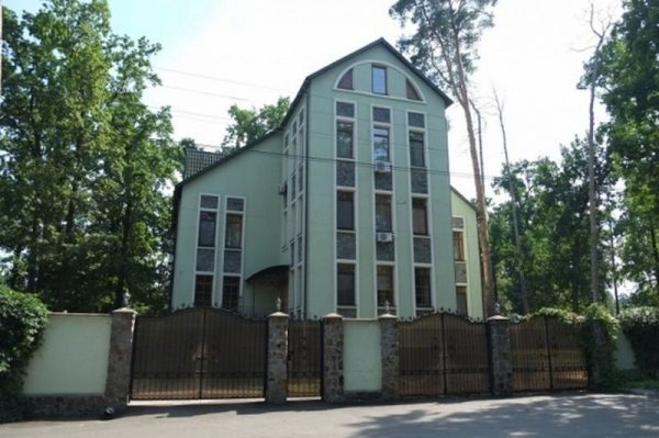 Позолота і 12 кімнат: в мережу потрапили фото трирівневої квартири Данилко в центрі Києва