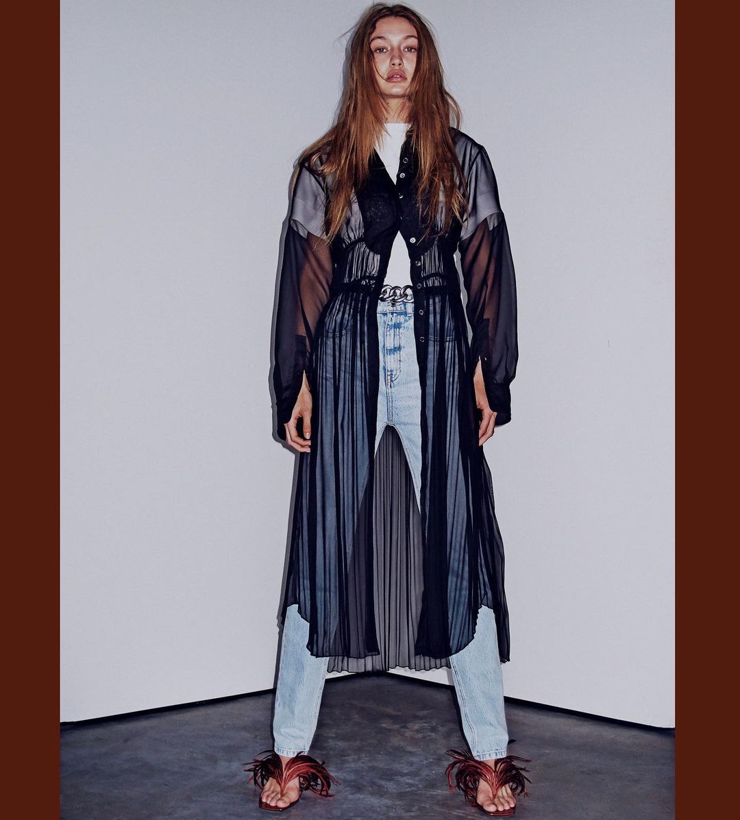 Безупречна: Джиджи Хадид похвасталась стройной фигурой в трендовом наряде зимы