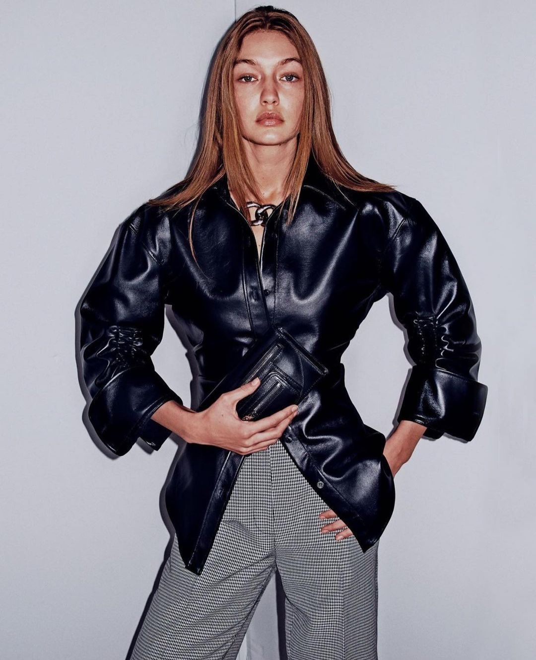 Безупречна: Джиджи Хадид похвасталась стройной фигурой в трендовом наряде зимы