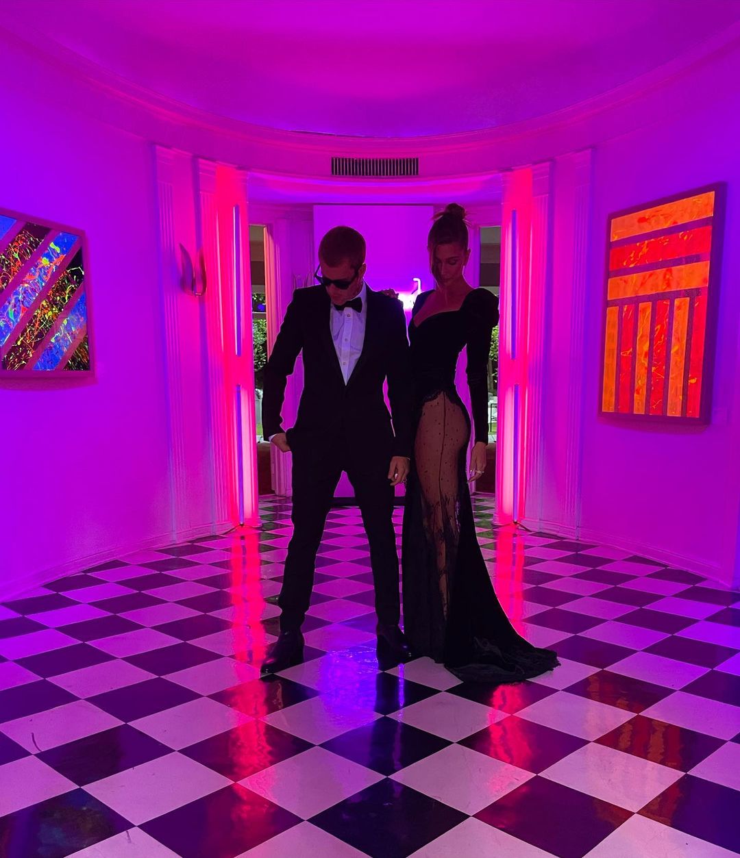 Горячо! Хейли Бибер взорвала сеть идеальной фигурой в соблазнительном вечернем платье