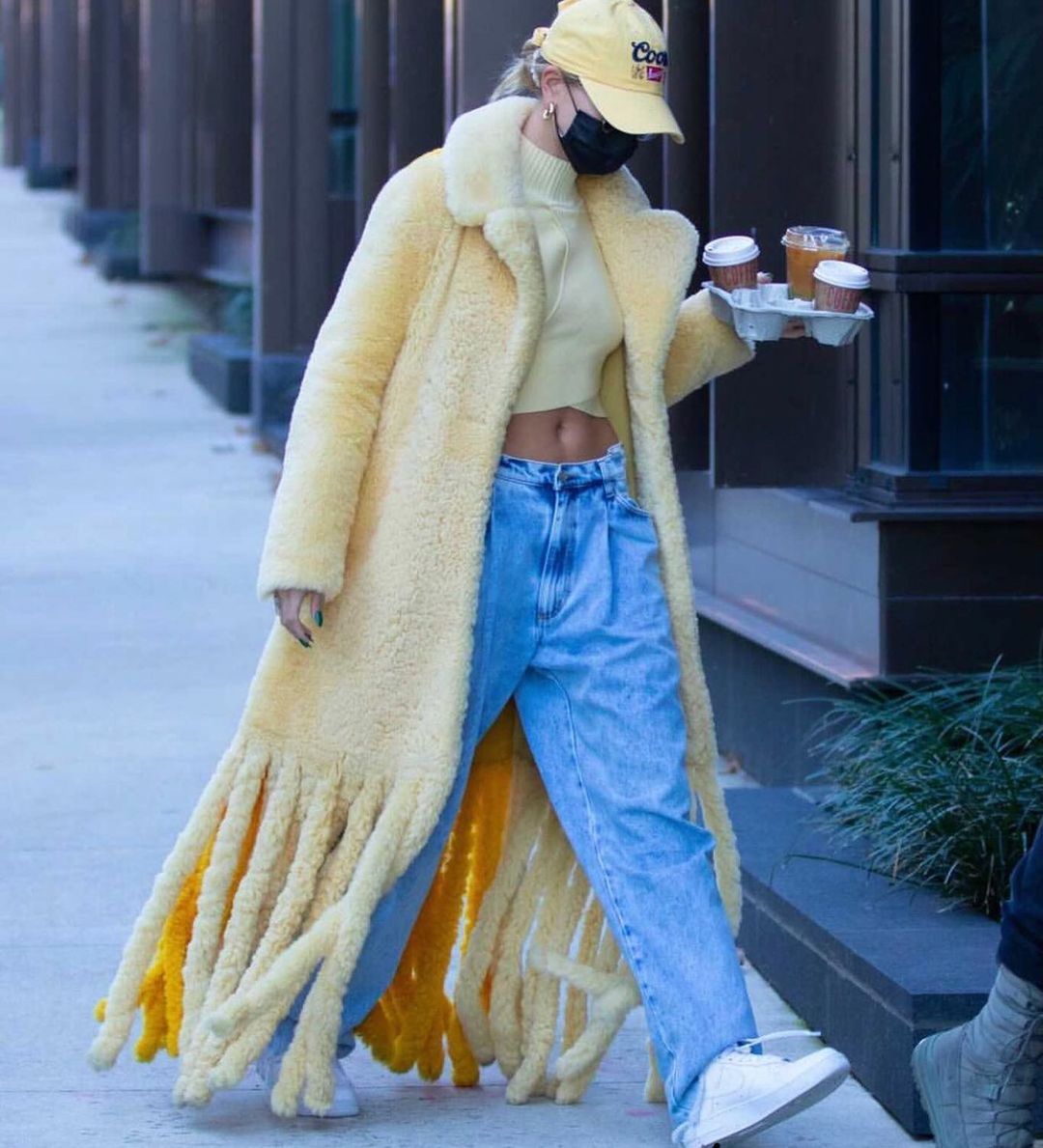 Названо самое модное осеннее пальто: странный тренд покорил звезд