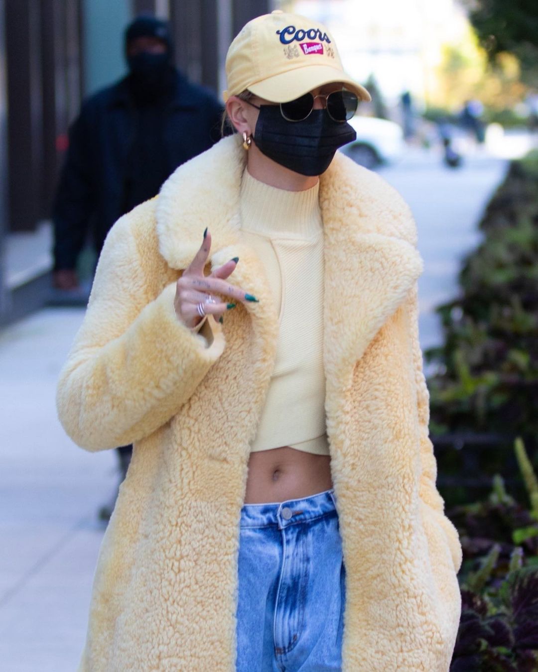 Названо самое модное осеннее пальто: странный тренд покорил звезд