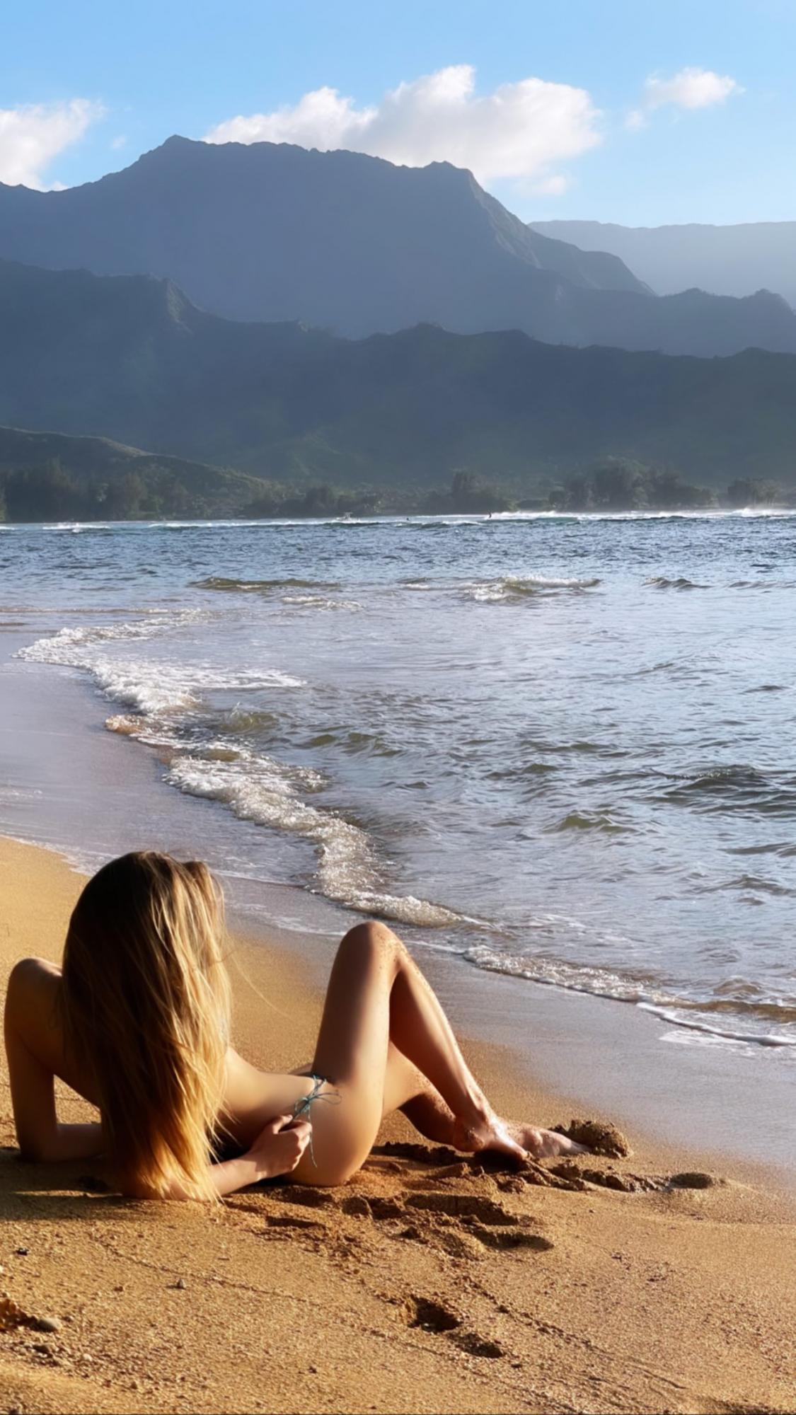 Неземна краса: внучка Ротару в мікробікіні приголомшила пляжним фото