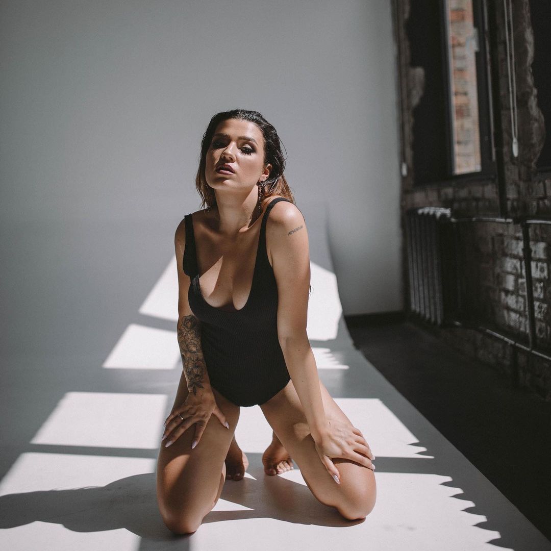 Гаряча екс-патрульна з Києва перетворилася на зухвалу сеньориту і показала яскраве відео