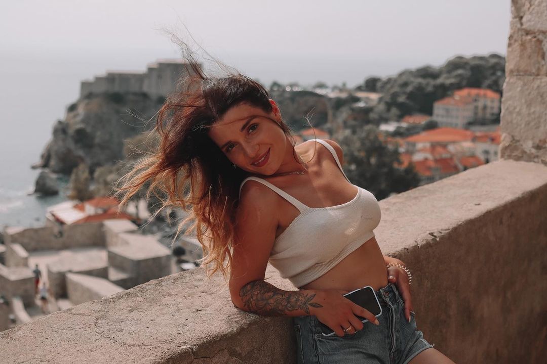 Гаряча екс-патрульна з Києва перетворилася на зухвалу сеньориту і показала яскраве відео