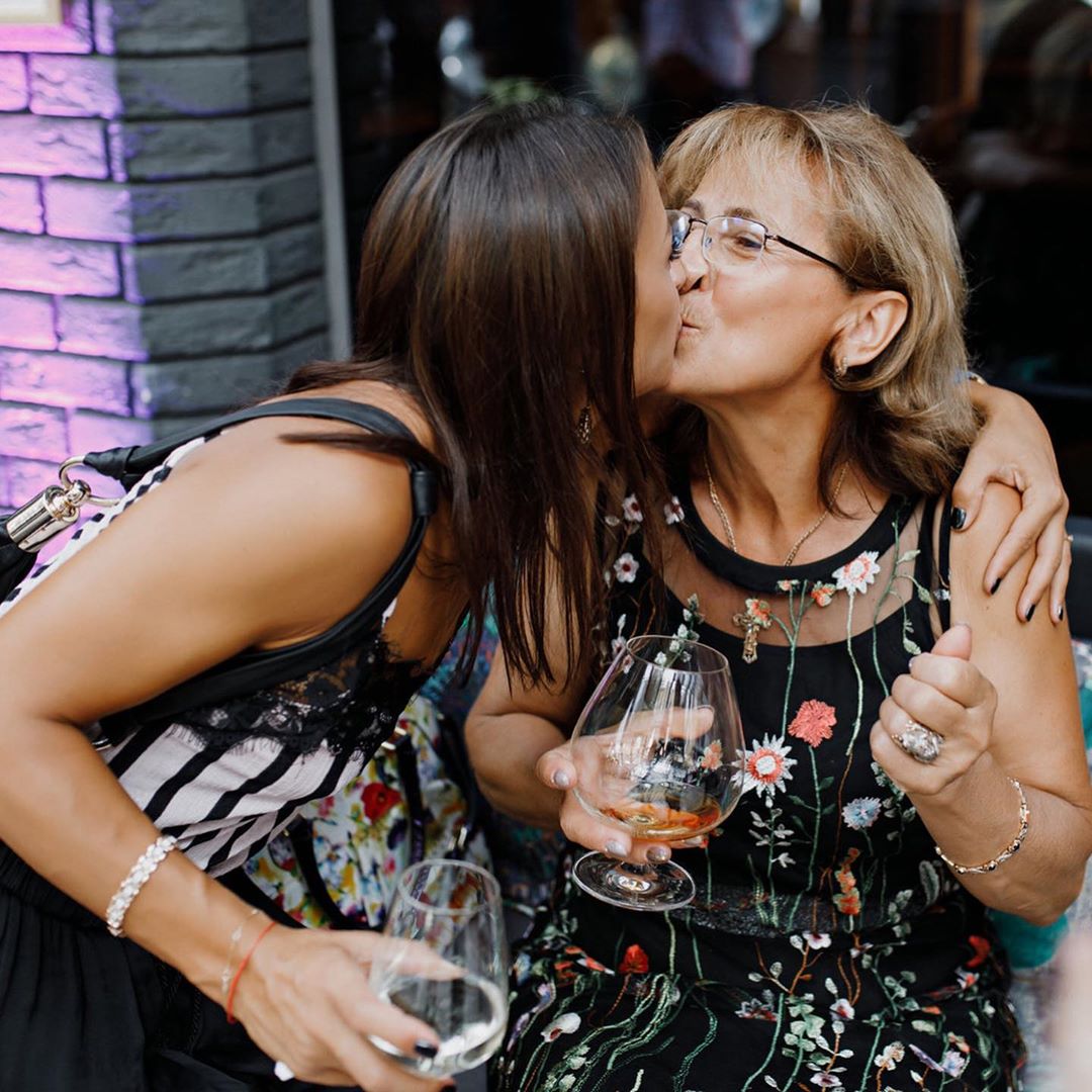 Чудесная семья: Илона Гвоздева восхитила фанатов трогательными снимками с мамой