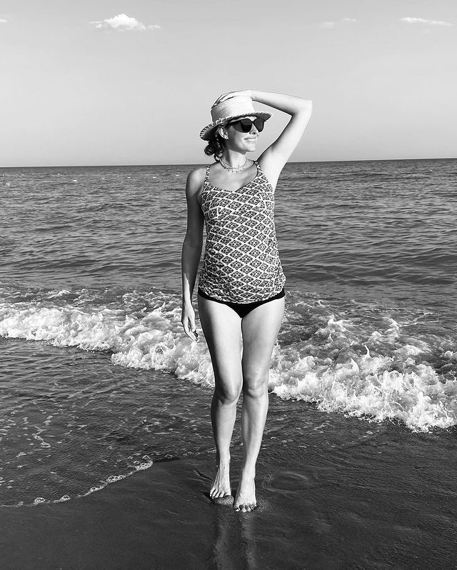 Поймал русалку: Горбунов и беременная Осадчая в купальнике устроили романтику в Турции