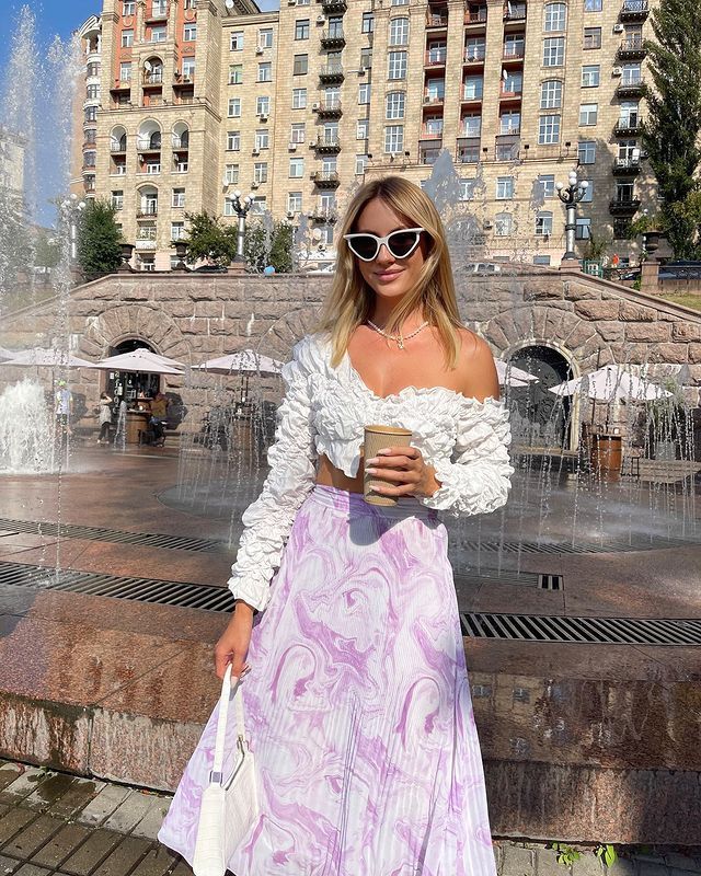 Никитюк в микротопе выбрала себе жениха и отправилась на &quot;свидание&quot; на Крещатик: договорились встретиться