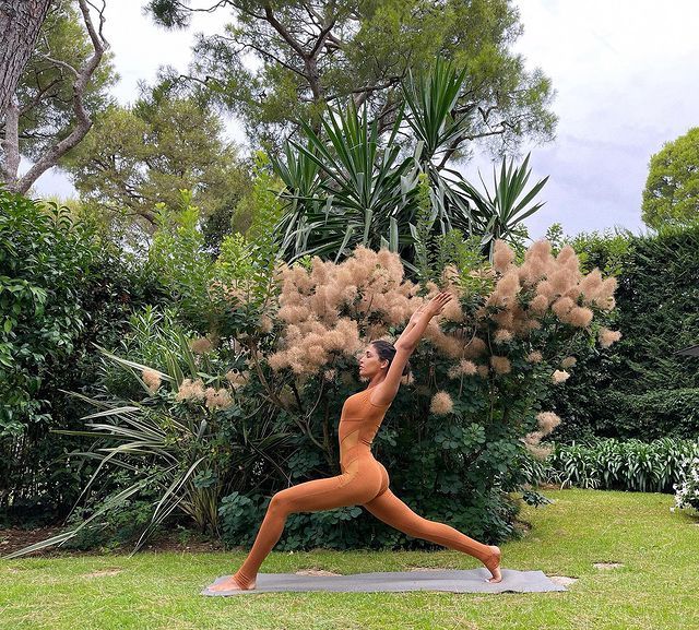 Санта Дімопулос в &quot;голому&quot; комбінезоні захопила гнучкістю тіла: &quot;шикарна пантера&quot;