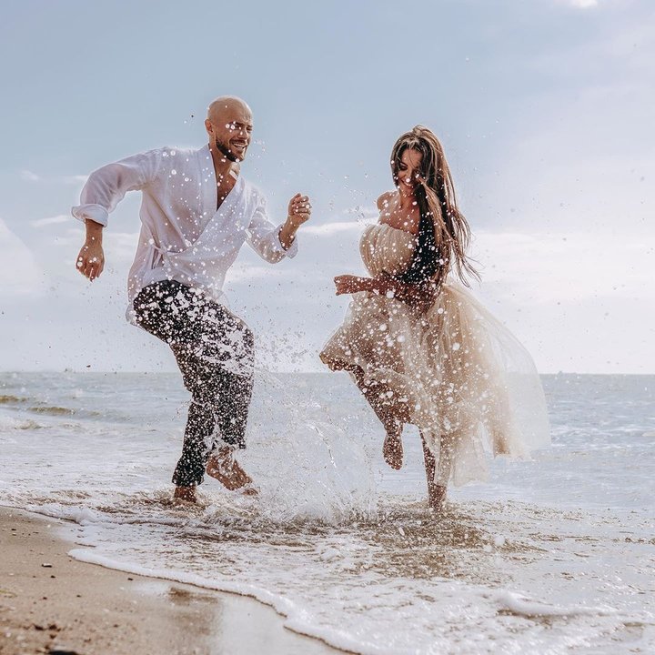 Танцы в море: Влад Яма нежно поздравил любимую с "чугунной" свадьбой