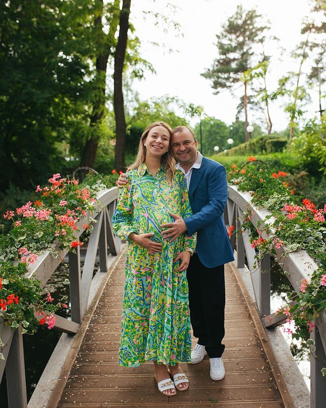 Жена Павлика раскрыла подробности родов: "муж держал за руку"