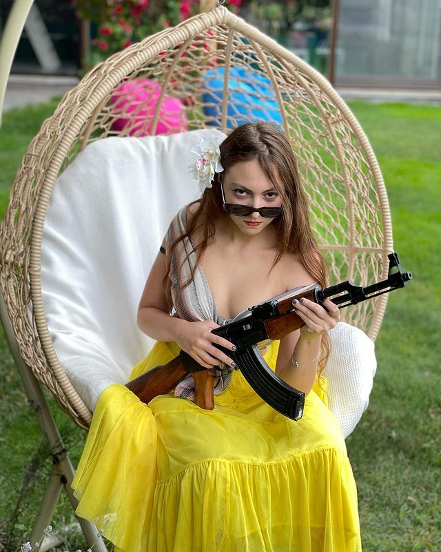 &quot;Замість охоронця?&quot;Дочка Полякової з автоматом в руках спровокувала мережу