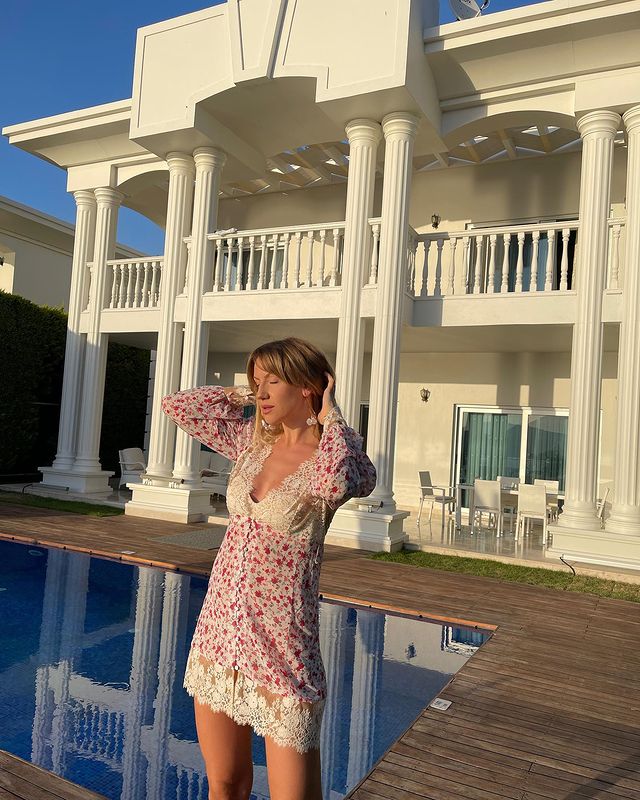 "Затмила все": соблазнительная Никитюк в кружевном экстра мини пленила бесконечными ногами