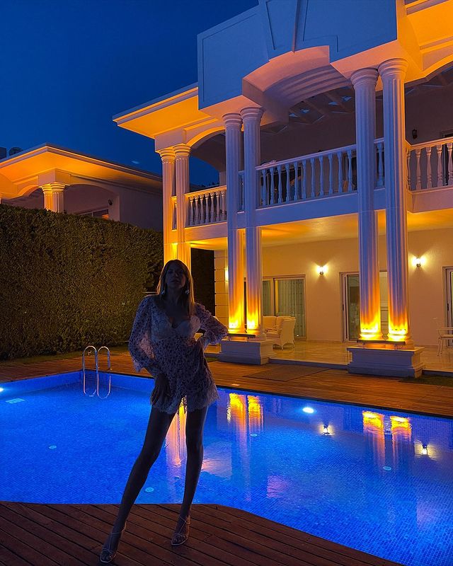 "Затмила все": соблазнительная Никитюк в кружевном экстра мини пленила бесконечными ногами