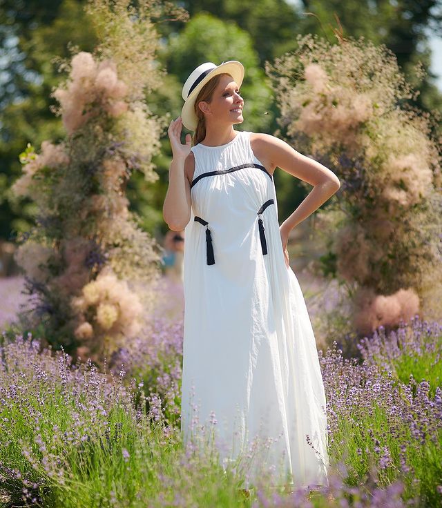 Подвійно красива: Катя Осадча зачарувала французьким шиком посеред лавандового поля