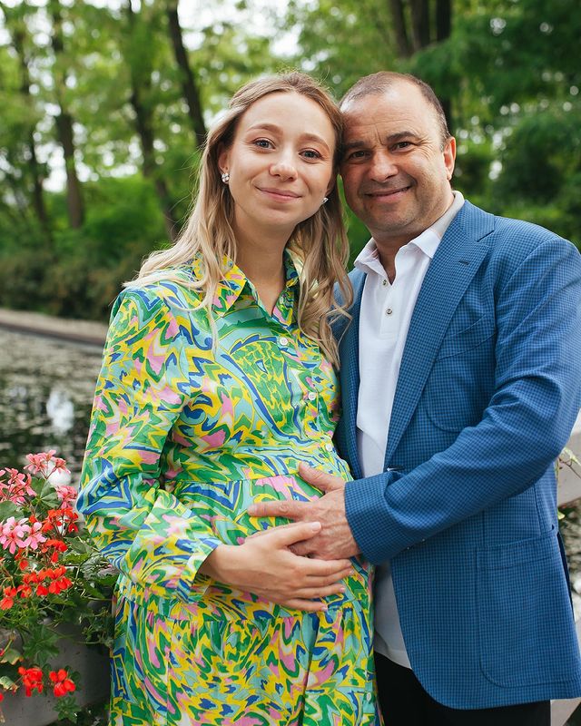 Жена Павлика раскрыла подробности родов: "муж держал за руку"