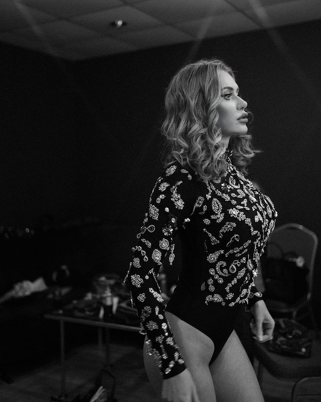 Каминская в блестящем боди покорила образом на прощальном концерте НеАнгелов