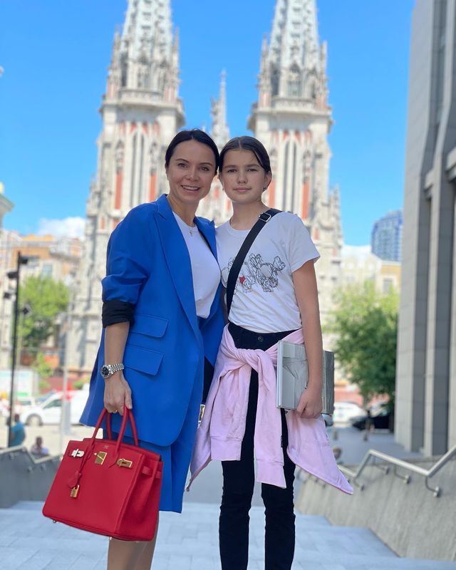 Стильна Подкопаєва показала рідкісне фото з донькою в центрі Києва: &quot;яка доросла дівчинка!&quot;