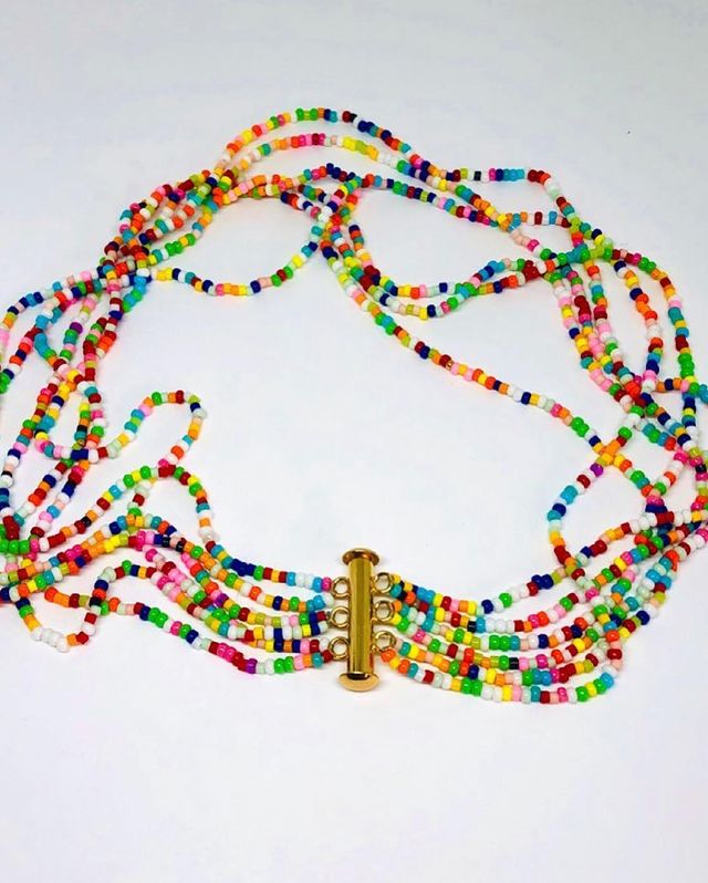 Багатошаровість і яскраві акценти: стиліст назвала трендові аксесуари і манікюр літа 2021