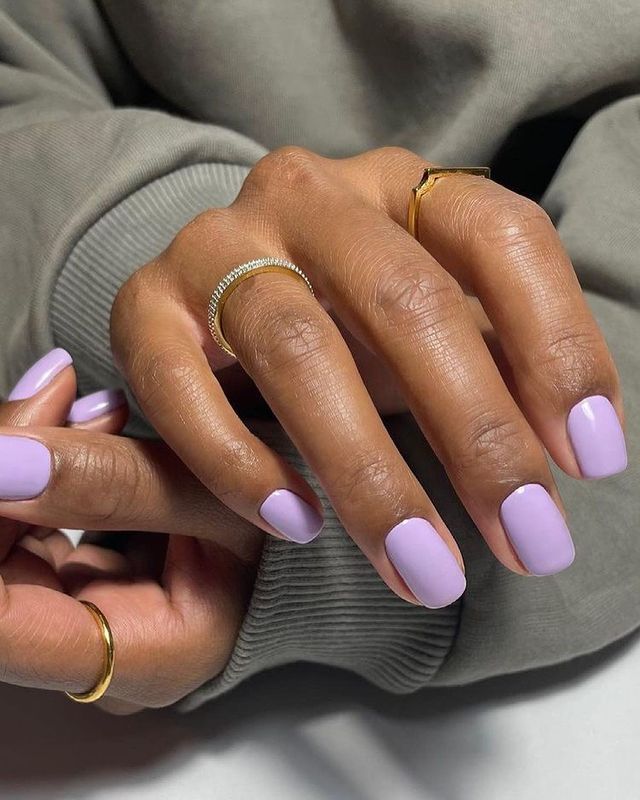 Багатошаровість і яскраві акценти: стиліст назвала трендові аксесуари і манікюр літа 2021